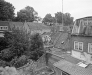 881164 Gezicht op de achterzijden van de huizen Andreasstraat 14 (rechts) -hoger te Utrecht, vanaf een huis aan de ...